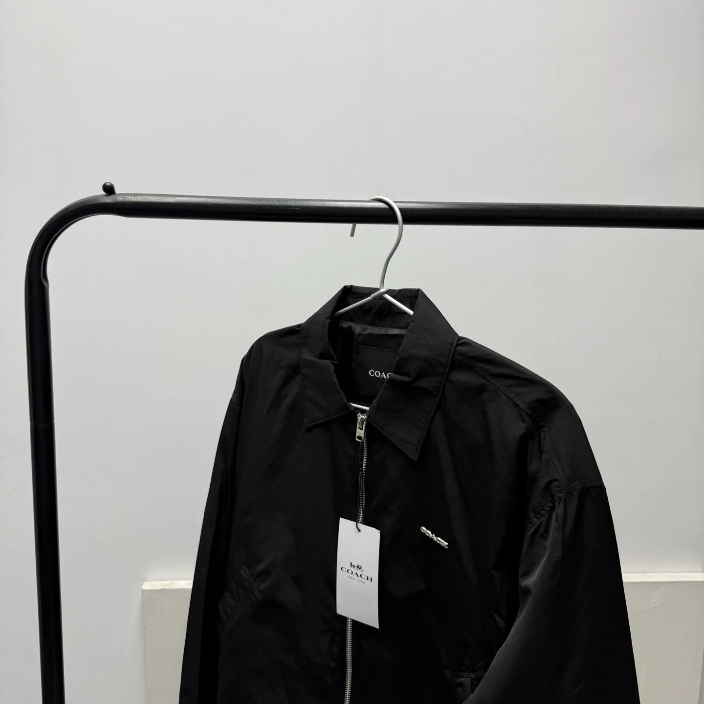 For new arrivals, Coach spring jackets for women. Prada has the same style, with low-key colors and a design with a bit of matte hardware. It has a proper sense of quality and the relaxed feeling of a city walk. At first glance, I am attracted by the fufu little coat. Very classic style. The hem has a closed design, so it can be easily matched with dresses, trousers and short skirts. The design of the short jacket can elongate the body proportions, and it can be worn perfectly with any combination. It is shipped from a trading company, and the quality is absolutely superb. A complete set of customer-supplied auxiliary hardware makes getting in and out of the cabinet stress-free. It can be used to keep wind and warm in early spring, and sunscreen can be used in summer. In autumn, it can be protected from wind. Can be worn from early spring to early autumn. Definitely a must-have for sisters 🤗🤗🤗 Color: Black Composition (polyester fiber) Size: S-L (loose and short version) S size: length 54CM, bust 120CM, shoulder width 49CM, sleeve length 56CM, reference weight 90-105 catties M size: length 56CM, bust 124CM, shoulder width 50CM, sleeve length 57CM Reference weight: 105-115 catties. Size L: length 58CM, bust 128CM, shoulder width 51CM, sleeve length 58CM. Reference weight: 115-130 catties